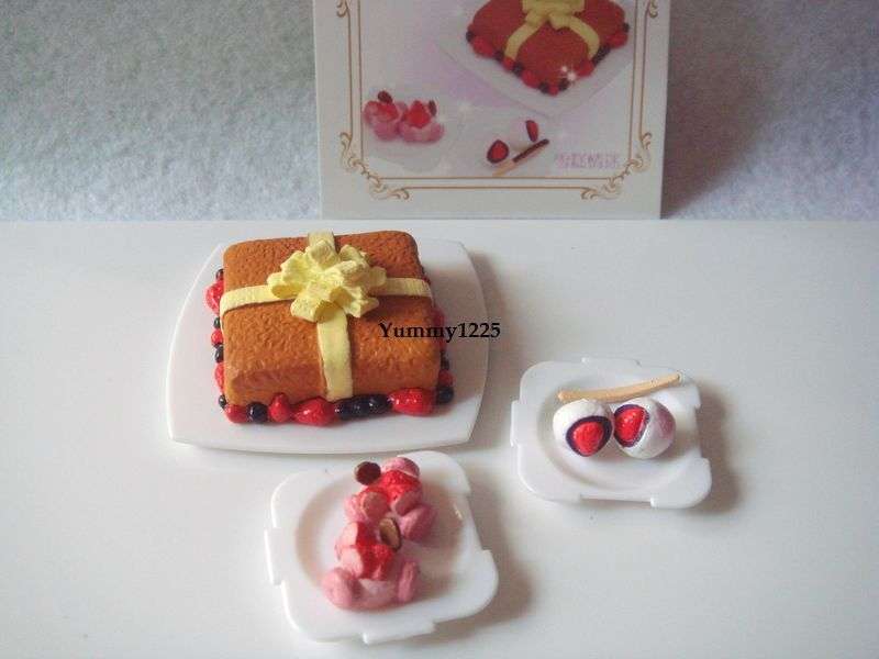 Miniature, Re-ment, Collectable Handmade Dollhouse Miniature - Cake with 2 plates for fruits