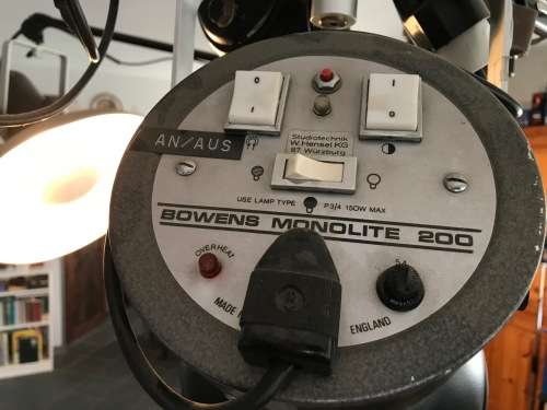 3 X Photo Studio Lights with Arm for Wallmount, System: HENSEL and BOWENS, working