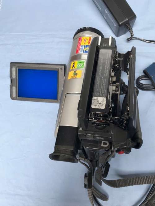 SONY DCR TRV 520 E, TRV520E, DIGITAL 8, HI 8 , 8MM VIDEO HANDYCAM, VIDEO CAMERA, COLLECTORS ITEM