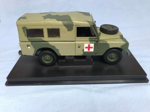 Universal Hobbies Land Rover Serie 3 109 soft top RED CRESCENTS, car,toy,collectors item,UH