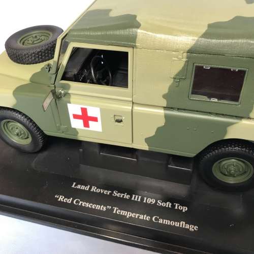Universal Hobbies Land Rover Serie 3 109 soft top RED CRESCENTS, car,toy,collectors item,UH