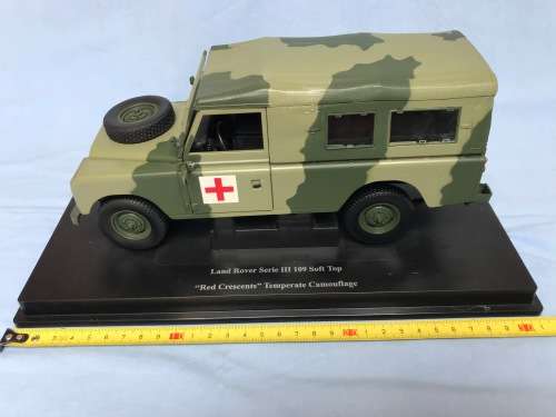 Universal Hobbies Land Rover Serie 3 109 soft top RED CRESCENTS, car,toy,collectors item,UH