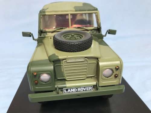 Universal Hobbies Land Rover Serie 3 109 soft top RED CRESCENTS, car,toy,collectors item,UH