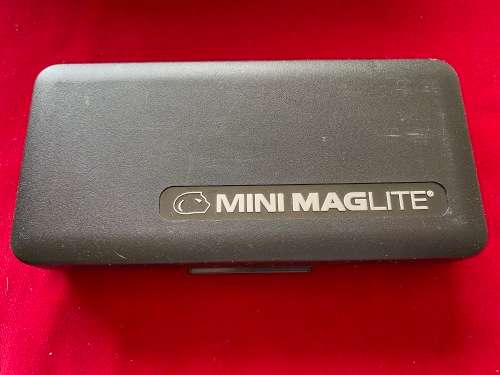 Mini Maglite Set (torch is still new + knife) no batteries are included