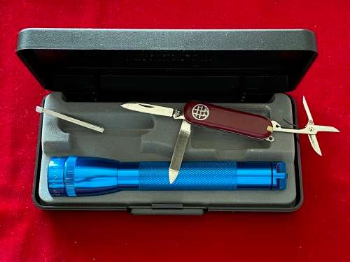 Mini Maglite Set (torch is still new + knife) no batteries are included