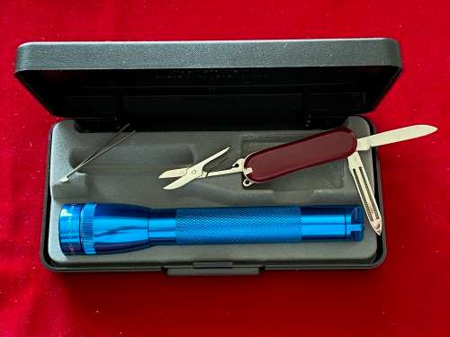 Mini Maglite Set (torch is still new + knife) no batteries are included
