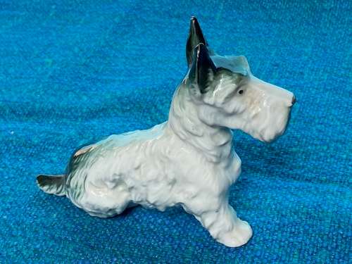 Porcelain dog (schnautzer / terrier) collectors item, vintage, approx. from the 70s/80s