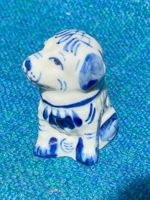 Porcelain dog (blue/white) collectors item, vintage, approx. from the 70s/80s