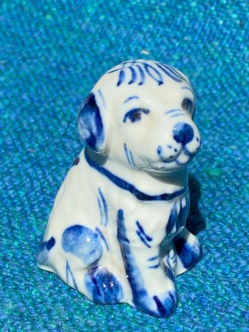 Porcelain dog (blue/white) collectors item, vintage, approx. from the 70s/80s