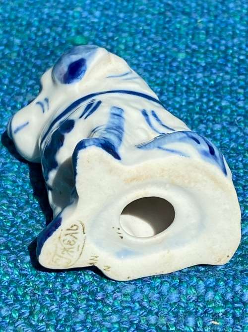 Porcelain dog (blue/white) collectors item, vintage, approx. from the 70s/80s