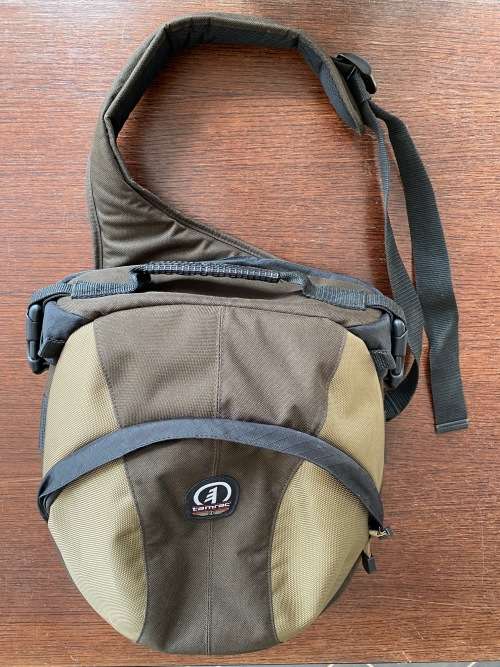 TAMRAC VELOCITY 9 SHOULDER PHOTO BAG WITH HIP-BELT #5769, Size inside : approx. 20cm x 30cm x 40cm