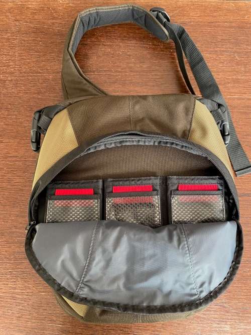 TAMRAC VELOCITY 9 SHOULDER PHOTO BAG WITH HIP-BELT #5769, Size inside : approx. 20cm x 30cm x 40cm