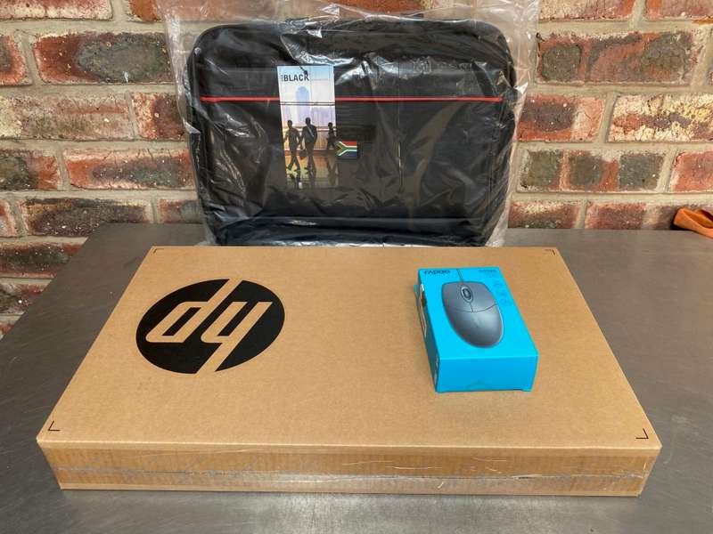 HP15 - RB001NI 15.6` Notebook ,500GB HDD, 4096MB DDR4 SDRAM,DVD , Windows 10 , still sealed in box