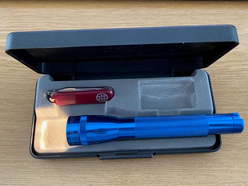 Mini Maglite Set (torch is still new + knife) no batteries are included