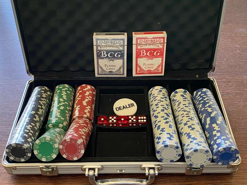 Poker Chip Set 300 Pieces (chips and cards still sealed) Incl. aluminium case