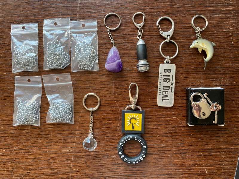 Keyring lot , vintage, collectors item + plus a tiny lock with 2keys (new)