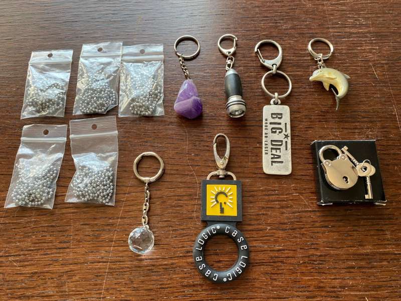 Keyring lot , vintage, collectors item + plus a tiny lock with 2keys (new)