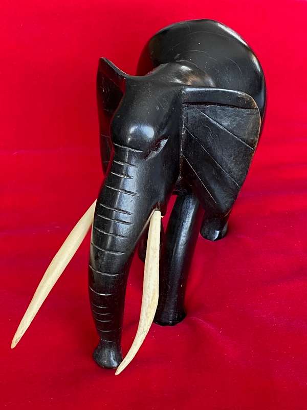 Wooden handcraved Elephant (from Kenia) , from the  90s, size 22cmx16cm,801g, african animal (LOT 2)