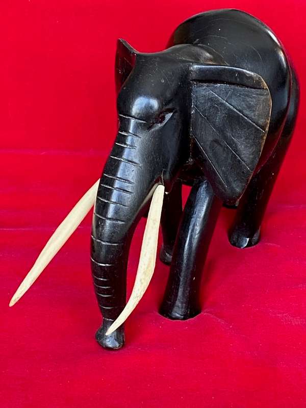 Wooden handcraved Elephant (from Kenia) , from the  90s, size 22cmx16cm,801g, african animal (LOT 2)