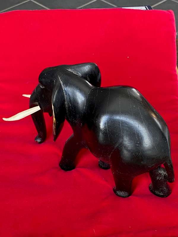 Wooden handcraved Elephant (from Kenia) , from the  90s, size 22cmx16cm,801g, african animal (LOT 2)