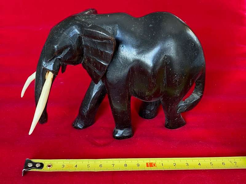Wooden handcraved Elephant (from Kenia) ,from the  90s, size 14cmx11cm, 261g, african animal (LOT 3)