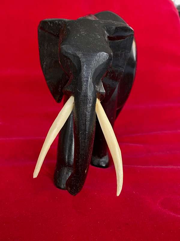 Wooden handcraved Elephant (from Kenia) ,from the  90s, size 14cmx11cm, 261g, african animal (LOT 3)