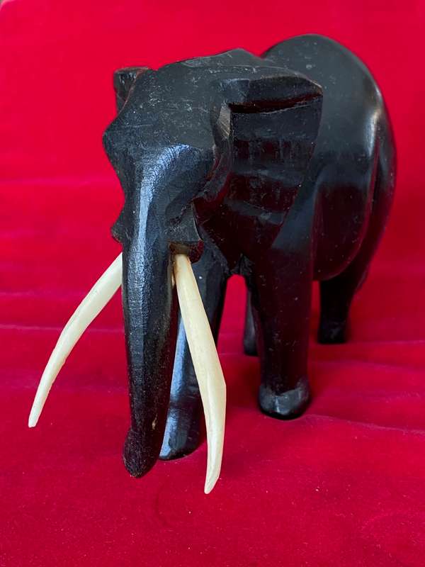 Wooden handcraved Elephant (from Kenia) ,from the  90s, size 14cmx11cm, 261g, african animal (LOT 3)