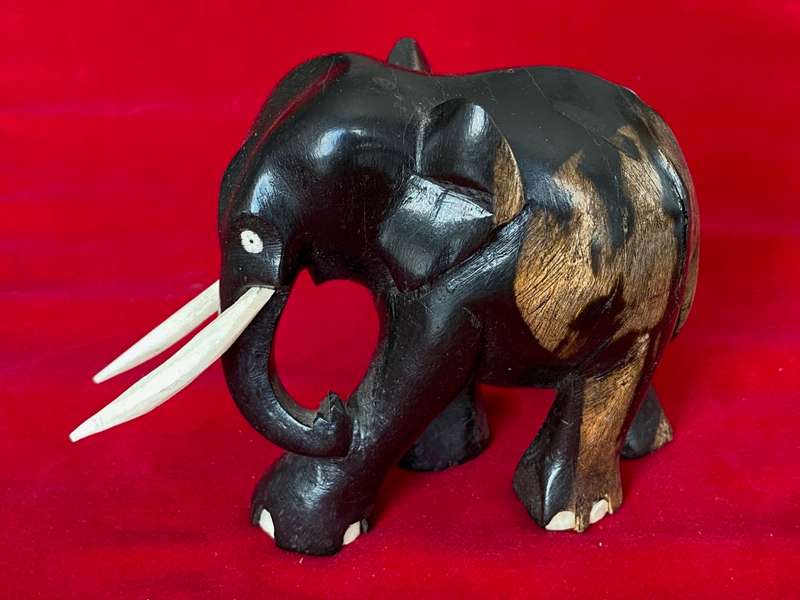 Wooden handcraved Elephant (from Kenia) , from the 90s, size 10cmx10cm, 296g, african animal (LOT 4)