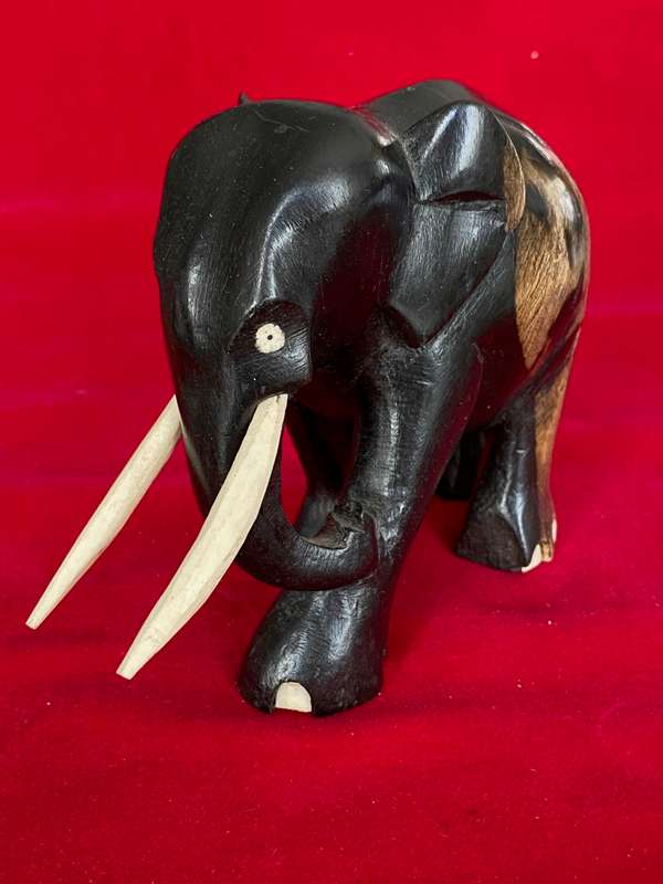 Wooden handcraved Elephant (from Kenia) , from the 90s, size 10cmx10cm, 296g, african animal (LOT 4)