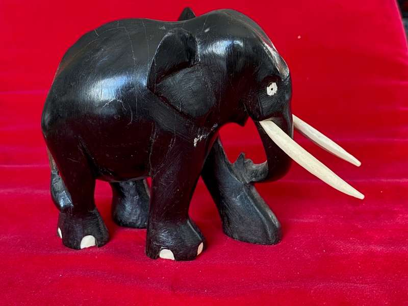 Wooden handcraved Elephant (from Kenia) , from the 90s, size 10cmx10cm, 296g, african animal (LOT 4)