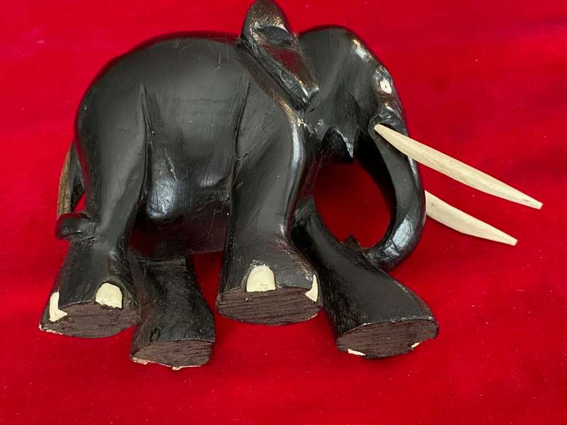 Wooden handcraved Elephant (from Kenia) , from the 90s, size 10cmx10cm, 296g, african animal (LOT 4)