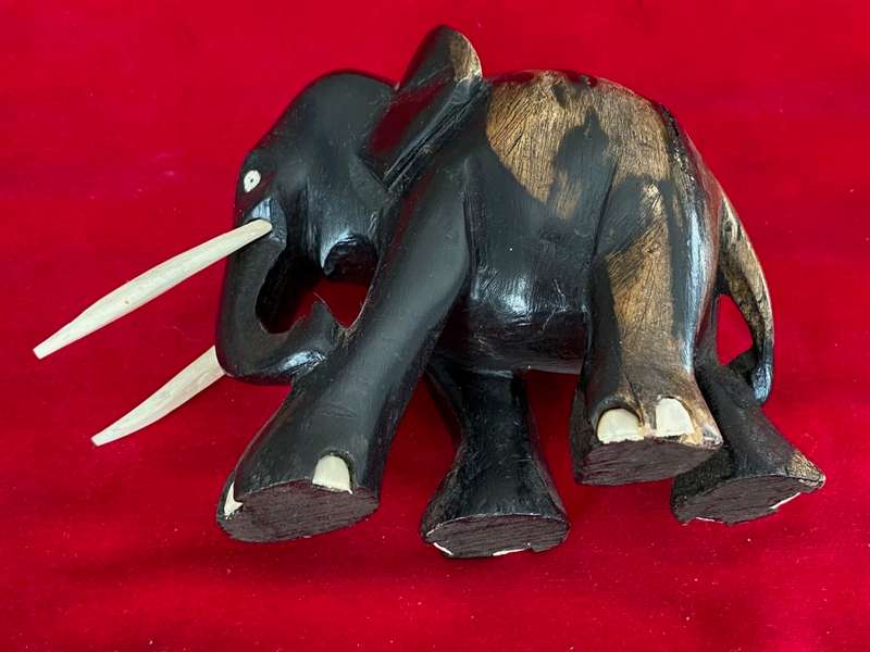 Wooden handcraved Elephant (from Kenia) , from the 90s, size 10cmx10cm, 296g, african animal (LOT 4)