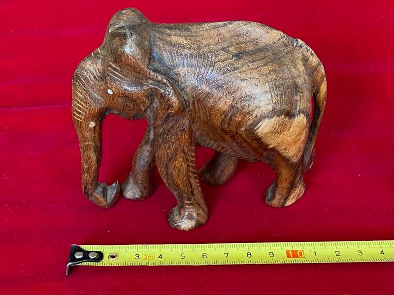 Wooden handcraved Elephant (from Kenia) , from the  90s, size 12cmx10cm, 177g,african animal (LOT 1)
