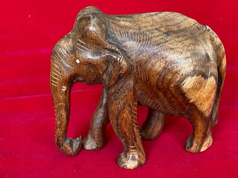 Wooden handcraved Elephant (from Kenia) , from the  90s, size 12cmx10cm, 177g,african animal (LOT 1)