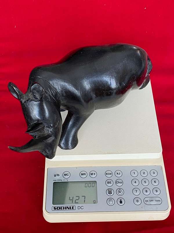 Wooden handcraved Rhino (from Kenia) , from the  90s, size 20cm long, 427g,african animal (LOT 1)
