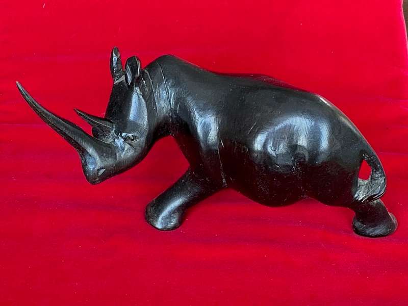 Wooden handcraved Rhino (from Kenia) , from the  90s, size 20cm long, 427g,african animal (LOT 1)
