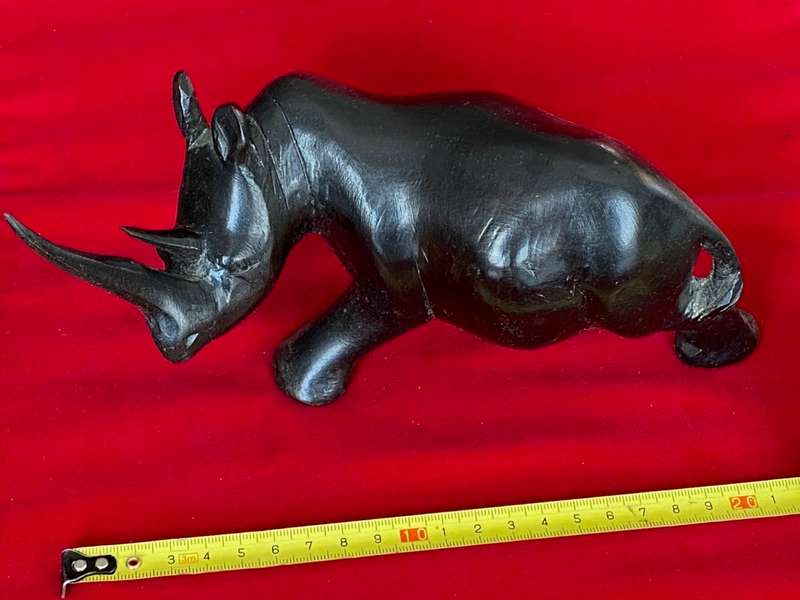 Wooden handcraved Rhino (from Kenia) , from the  90s, size 20cm long, 427g,african animal (LOT 1)