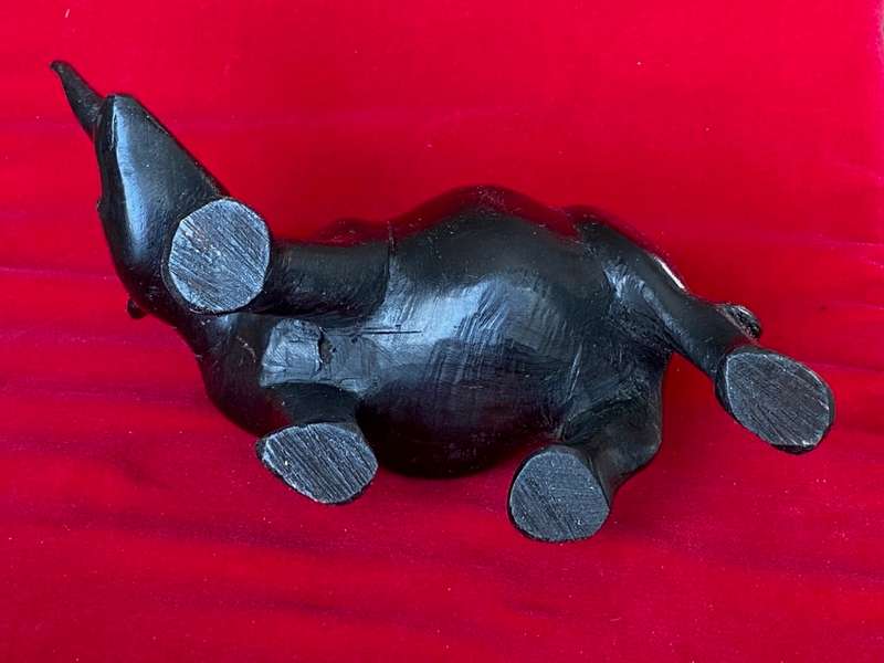 Wooden handcraved Rhino (from Kenia) , from the  90s, size 20cm long, 427g,african animal (LOT 1)