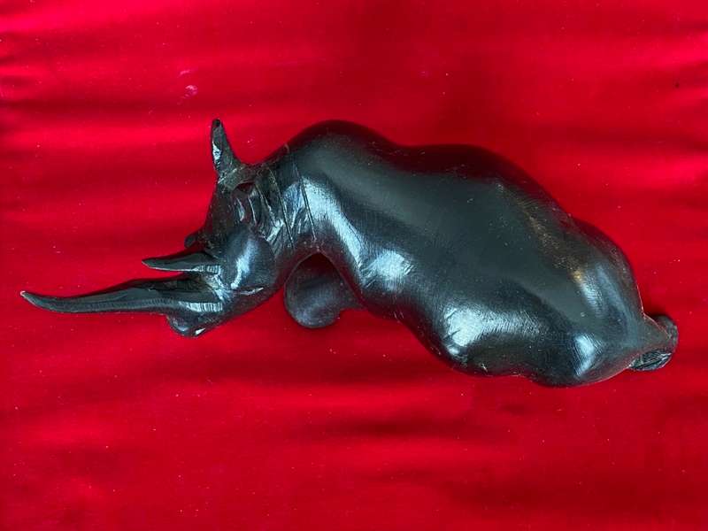 Wooden handcraved Rhino (from Kenia) , from the  90s, size 20cm long, 427g,african animal (LOT 1)