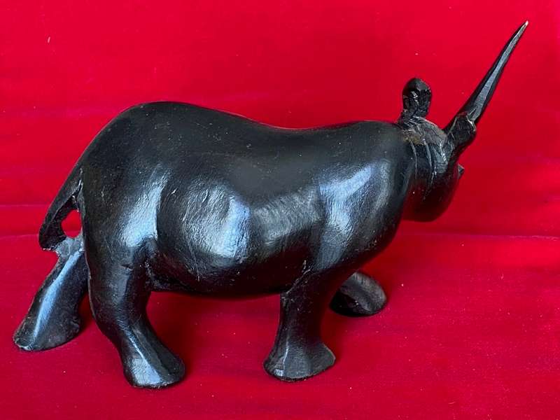 Wooden handcraved Rhino (from Kenia) , from the  90s, size 20cm long, 427g,african animal (LOT 1)
