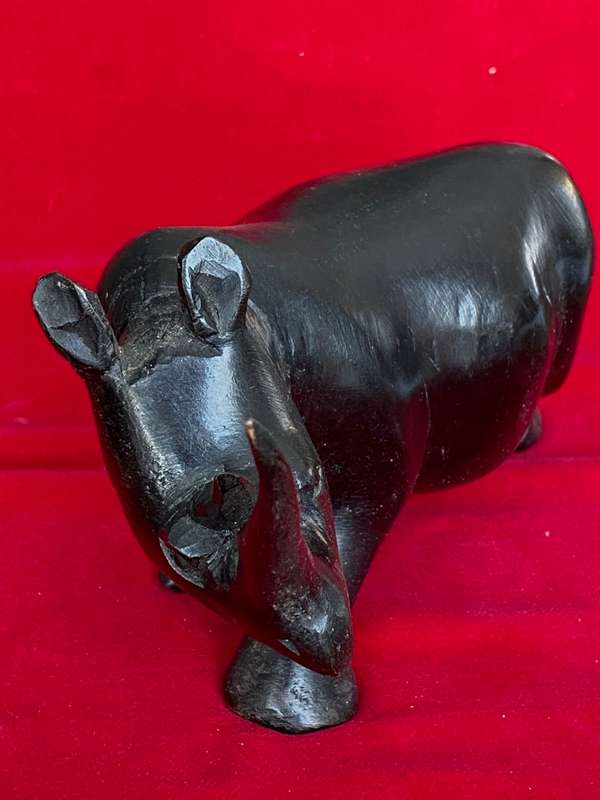 Wooden handcraved Rhino (from Kenia) , from the  90s, size 20cm long, 427g,african animal (LOT 1)
