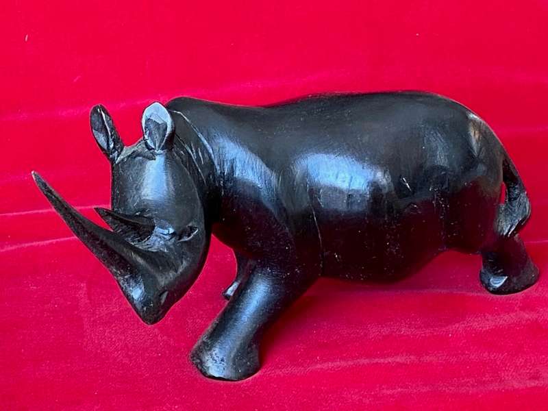 Wooden handcraved Rhino (from Kenia) , from the  90s, size 20cm long, 427g,african animal (LOT 1)