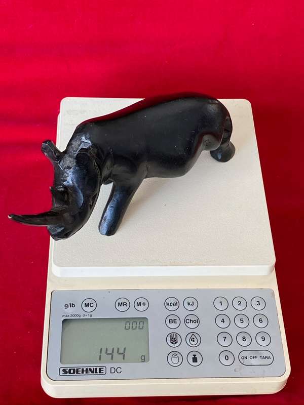 Wooden handcraved Rhino (from Kenia) , from the  90s, size 16cm long, 144g, african animal (LOT 2)