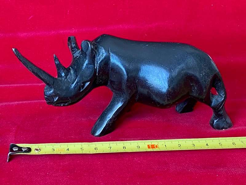 Wooden handcraved Rhino (from Kenia) , from the  90s, size 16cm long, 144g, african animal (LOT 2)