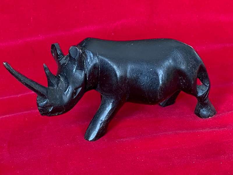Wooden handcraved Rhino (from Kenia) , from the  90s, size 16cm long, 144g, african animal (LOT 2)