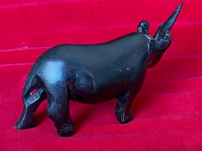 Wooden handcraved Rhino (from Kenia) , from the  90s, size 16cm long, 144g, african animal (LOT 2)