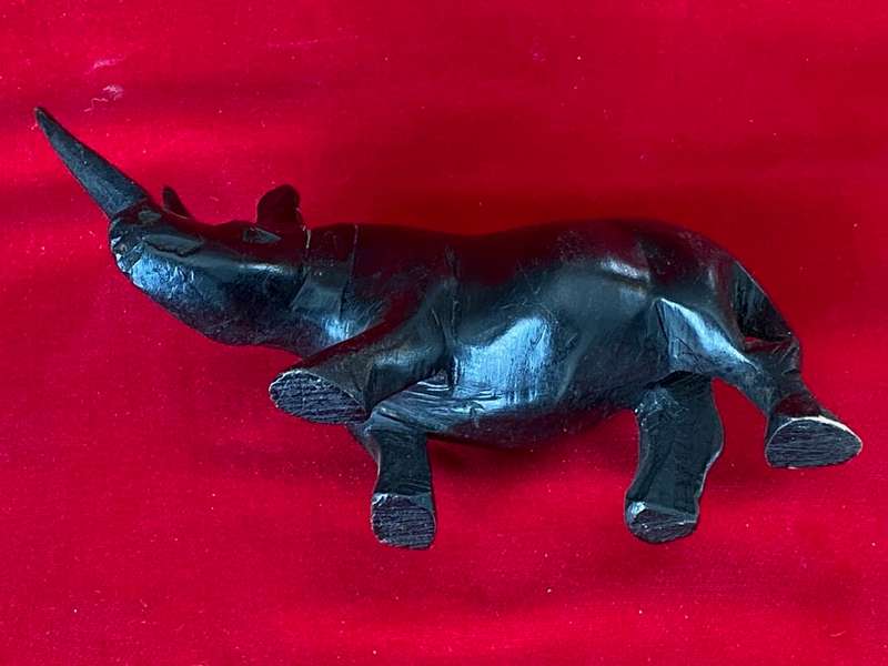 Wooden handcraved Rhino (from Kenia) , from the  90s, size 16cm long, 144g, african animal (LOT 2)