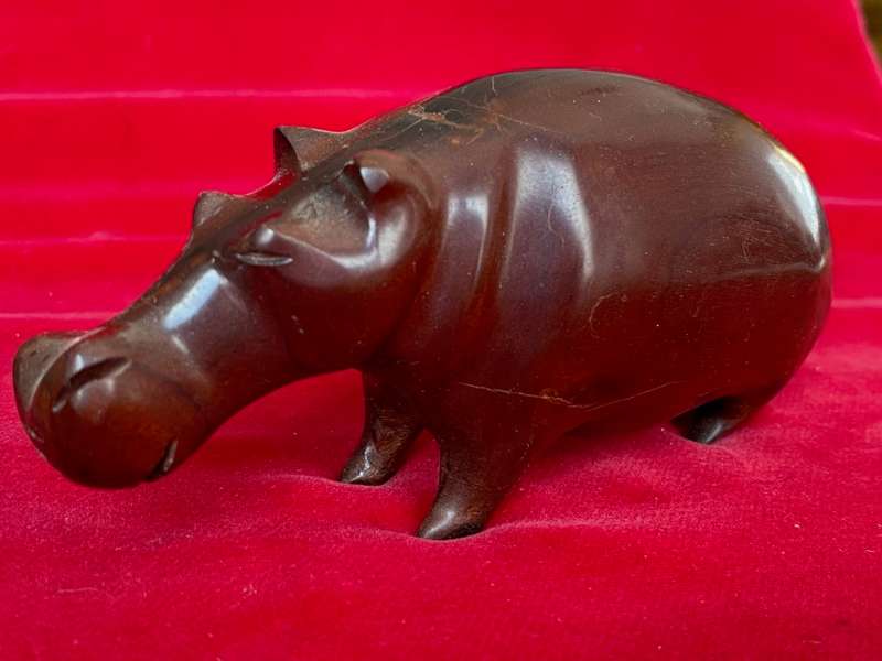 Wooden handcraved Hippo red-brown,from the  90s, size 13cm x 6cm, 181g, african animal (LOT 2)