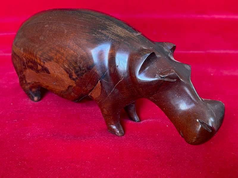 Wooden handcraved Hippo red-brown,from the  90s, size 13cm x 6cm, 181g, african animal (LOT 2)