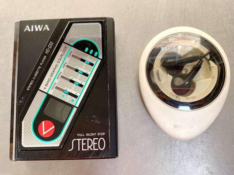 AIWA HS-G 55 Stereo Cassette Player Walkman vintage , comes with earbuds (no brand)